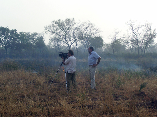 Andrea e Adelmo nel mezzo di un fuoco di brousse per riprendere il periodo. Il paesaggio invernale tchadiano.